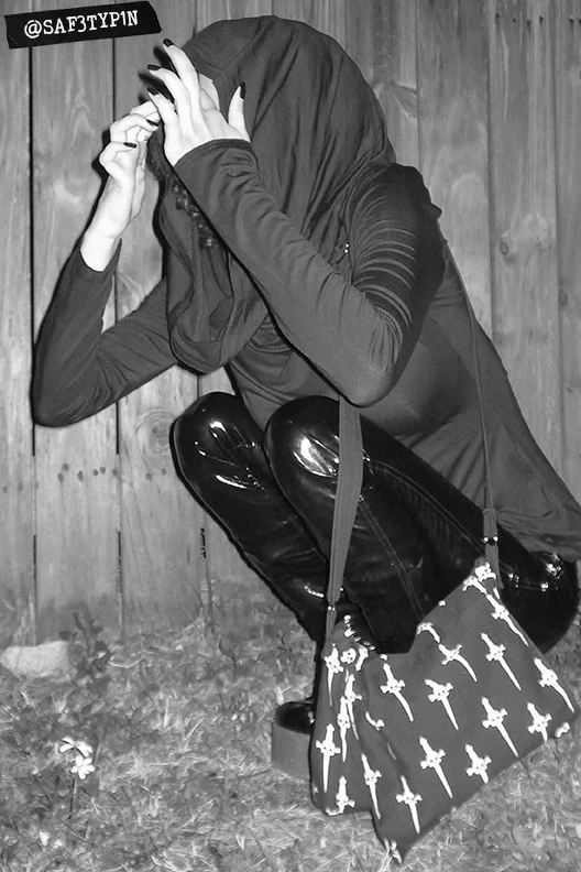Dagger Print Cross Body Bag - Image 6